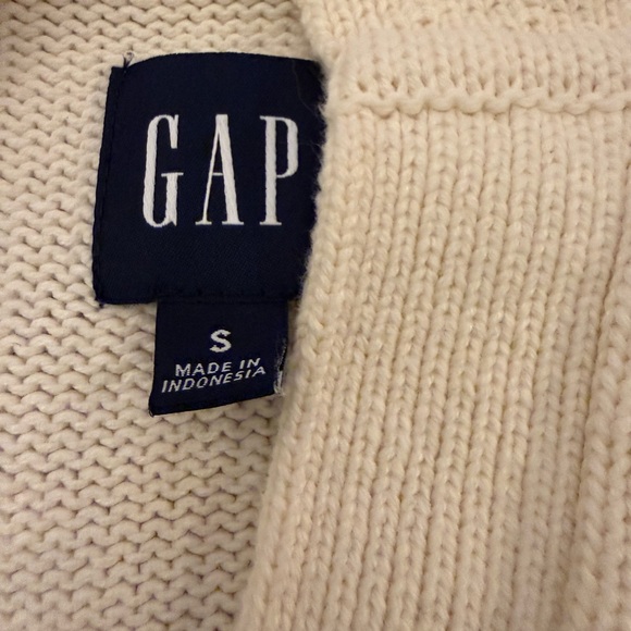 GAP Navy and Cream V-Neck Sweater - Picture 3 of 6